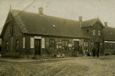 Købmandsforretningen på Jernbanevej 1 i Bording. Billedet er fra 1920'erne og er dermed taget, mens Jens Martin Nielsen var købmand. ? Foto: Bording Lokalhistorisk Arkiv