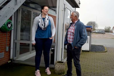 Gitte Ravn og Jens Jørgen Jensen håber at kunne skabe et overskud fra årets julemarked på søndag. Pengene skal gå til uddannelse af førstehjælpere og til driften af byens hjerterstarter ved medborgerhuset. ?Foto: Laila Kempel