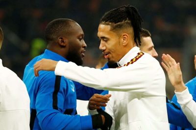 Romelu Lukaku (til venstre) og Chris Smalling var i fokus i fredagens kamp på grund af en kontroversiel avisforside torsdag.
