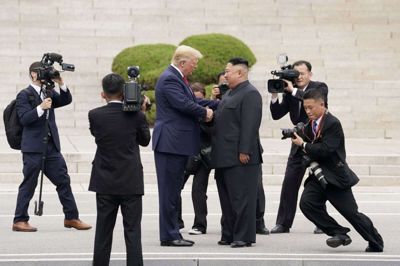 Donald Trump og Kim Jong-un har mødt hinanden tre gange inden for et år, senest ved den demilitariserede zone, der adskiller de to Koreaer, den 30. juni i år. Men det er småt med resultater af møderne mellem de to.
