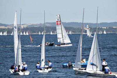 De danske Nacra-sejlere Lin Ea Cenholt og Peter Lübeck ses her på vej ud i Aarhus Bugt i august 2018. Natten til søndag vandt de VM-sølv.