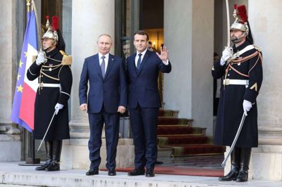 Ruslands præsident, Vladimir Putin, og Ukraines præsident, Volodimir Zelenskij, ankom mandag eftermiddag til Paris, hvor de mødtes til måske afgørende forhandlinger om konflikten i det østlige Ukraine.
Zelenskij og Putin ankom separat til Elysée Palæet, hvor de begge først førte bilaterale drøftelser med præsident Emmanuel Macron og forbundskansler Angela Merkel.