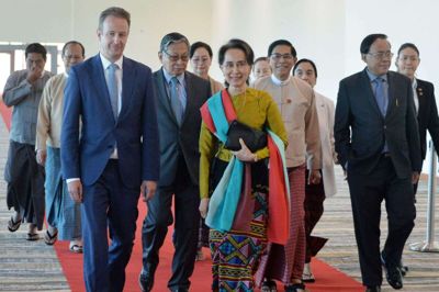 Myanmars statsråd og øverste civile leder, Aung San Suu Kyi, tog søndag fra landets hovedstad, Naypyidaw, mod Haag i Holland. Her skal hun tirsdag forsvare sit land mod anklager om folkedrab på rohingyaer.