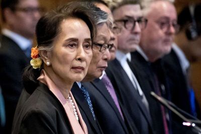 Myanmars tidligere demokratiforkæmper Aung San Suu Kyi sad ubevægelig i en retssal i Haag tirsdag, da vidner og ofre fortalte om massevoldtægter, knivdrab på børn og afbrænding af familier i deres hjem under et angiveligt folkedrab mod rohingyaerne.