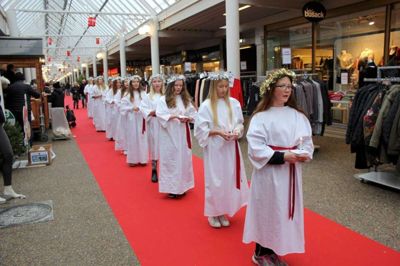 Søndag er der Lucia-optog med Ikast Kirkes Kor. Det er en mangeårig tradition, at kirkens kor besøger Strøgcentret. Foto: Privatfoto