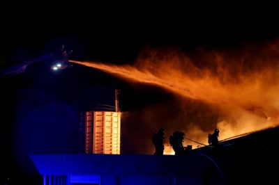 Stor brand i HI-Park, hvor brand og redning Herning samt beredskabet er rykket ud med mange mand og slukningskøretøjer.
Foto: Flemming Hansen