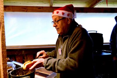 Kai »Pølsemand« Rasmussen viderebragte traditionen med de specielle bløde løg, da han i 1978 overtog svigerfaderens pølsebod. Han solgte forretningen i 1998, men har siden holdt opskriften på løgene hemmelig. Foto: Laila Kempel
