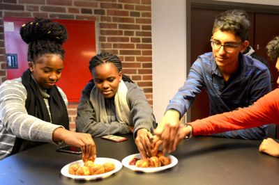 Vannessa Nina Dickson, Chema Ringo, Mihir Shah og Yasir Walji har i en uges tid været på besøg på Ikast-Brande gymnasium. De fik blandt andet mulighed for at smage på en af de danske jule-specialiteter, som faldt i god jord. ??Foto: Laila Kempel