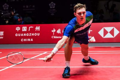 Viktor Axelsen tabte sin første kamp i sæsonfinalen i tre sæt til Chen Long fra Kina. Torsdag tabte danskeren igen i tre sæt, og nu skal han vinde sin sidste kamp i to sæt og håber på hjælp i gruppens anden kamp for at nå videre.