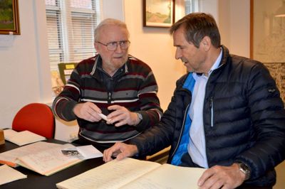 Elmo Flaskager (th) har haft stor glæde af at dykke dybt i sin gamle og nu afdøde fodboldtræner Aage Østergaards optegnelser. Hans sammenskriv og de originale bøger afleverede han forleden på Ikast Lokalhistoriske arkiv, hvor Jens Sanddal (tv) tog imod. ?Foto: Laila Kempel