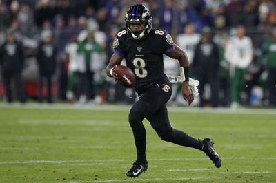 Quarterback Lamar Jackson fra Baltimore Ravens har stjålet rekorden for flest løbeyards på en sæson fra Michael Vick. Det skete i kampen mod New York Jets.