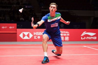 Viktor Axelsen trak sig midtvejs i første sæt i den sidste gruppekamp mod Anthony Ginting fra Indonesien.