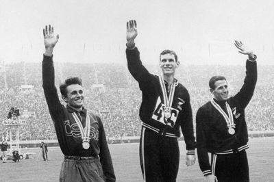På billedet her fra den 21. oktober 1964 har Peter Snell (i midten) netop vundet guld i 1500 meter løb under OL i Tokyo. Tjekkoslovakken Josef Odlozil (til venstre) vandt sølv, mens Snells landsfælle John Davies (til højre) vandt bronze.