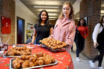 Thulaxshy Kanthaverl, og til højre Alexandra Naomi Ellgaard-Thomsen fra 1i stod klar med varme æbleskiver til fredags cafe på Ikast-Brande gymnasium i sidste uge. Foto: Laila Kempel