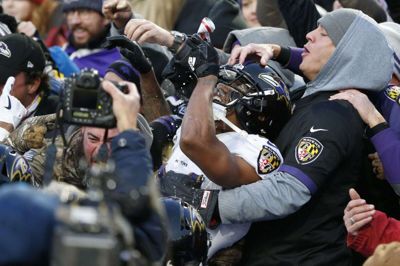 I sidste uge hoppede Marcus Peters op til fansene og drak en øl efter et afgørende spil i NFL-kampen mellem Baltimore Ravens og Buffalo Bills.