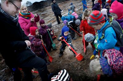 Ikast-Brande Kommunes byråd har tidligere besluttet at sætte gang i et forsøg, hvor man tilbyder deltidspladser på op til 30 timer om ugen i vuggestuer og børnehaver til alle forældre. Modsat nu hvor kun forældre på barsel eller forældreorlov har muligheden. Formand for Børne- og Undervisningsudvalget Simon Skipper Vanggaard (DF) fortæller, at udvalget er klar med tre forskellige deltidsmodeller, som forældrene kan vælge mellem. På billedet ses formanden tilbage i december 2017, hvor han og en flok børn gravede utallige »første spadestik« til Bordings nye børnehave og vuggestue. ? Foto: Henrik Ole Jensen
