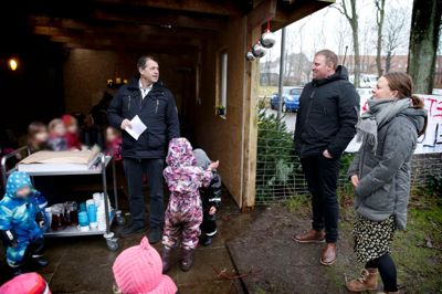 Det var borgmester Ib Lauritsen der kom med det glade budskab om, at Ikasts private daginstition Ønskelandet på Præstevænget er modtagere af Ikast Bys initiativpris for 2019. Indehavere og initiativtagere Anne og Rasmus Hartig Hebsgaard ses til højre i billedet. Foto; Flemming Hansen.