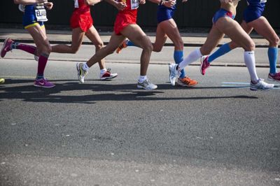 Ved atletik-VM i Qatar i september blev maratonløbene afviklet ved midnatstid for at tage toppen af temperaturen. Alligevel måtte en lang række deltagere opgive at gennemføre. (Arkivfoto)