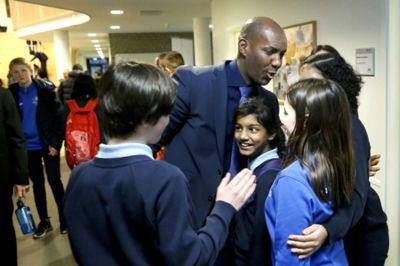 Der blev sagt farvel med både kram, salsatrin og flotte børnetegninger, da Ricardo Passo i går tog afsked med International School of Ikast-Brande. Foto: Tom Laursen
