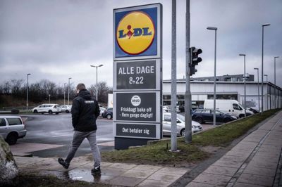 I den bedste af alle verdener ville Lidl gerne sætte vindmøller op på deres parkeringspladser og blive selvforsynende med vedvarende energi, men "det er vores verden nok ikke klar til endnu", siger udviklingsdirektør Mads T. Nielsen. Lidl vil dog ophøre fuldstændig med at købe strøm, der ikke kommer fra vedvarende energikilder. (Arkivfoto)
