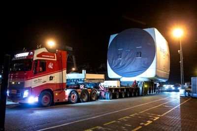 Siemens Gamesa er klar med sin største vindmølle nogensinde. Del for del skal den transporteres til lands, til søs og til lands igen for til sidst at blive samlet i Testcenter Østerild i Nordjylland. Møllen er med sine 11 MW den næst kraftigste i verden. Torsdag aften blev den største del af nacellen sendt på blokvogn fra Brande til Esbjerg Havn. ?Foto: Tom Laursen