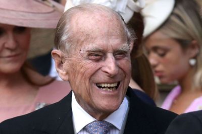 Prins Philip - dronning Elizabeths mand gennem en menneskealder - er blevet indlagt på hospital i London til observation og behandling af en allerede eksisterende sygdom, oplyser Buckingham Palace.