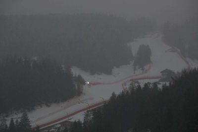 Lav sigtbarhed og svære vindforhold er ikke foreneligt med at køre omkring 100 kilometer i timen på ski. Derfor er mændenes styrtløb i Val Gardena lørdag blevet aflyst.