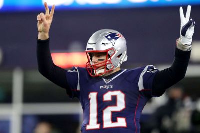Tom Brady ramte en medspiller på 26 af sine 33 kast mod Buffalo Bills og ledte holdet til et flot comeback.