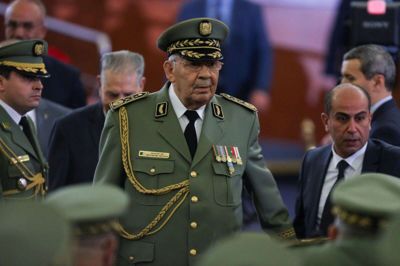 Algeriets hærchef, general Ahmed Gaed Salah, da han i sidste uge deltog i indsættelsen af den nyvalgte præsiden, Abdelmadjid Tebboune. Hans død kommer, mens landet fortsat er præget af store demonstrationer mod landets gamle elite.