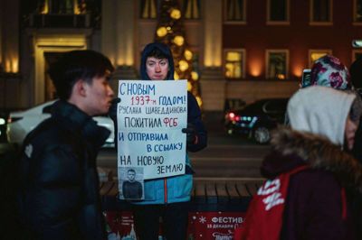 En mand demonstrerer i Moskva onsdag med en plakat med teksten "Godt nytår 1937. Ruslan Shaveddinov er blevet bortført af FSB (sikkerhedstjenesten, red.) og sendt i eksil i Novaja Zemlja". Oppositionsleder Aleksej Navalnyj siger, at en af hans nære medarbejdere er blevet tvangsindkaldt til militæret og sendt til en fjerntliggende militærbase uden kontakt til omverdenen. Shaveddinov forsvandt mandag.