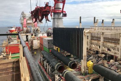 Selskabet Allseas, der her ses i gang med at lægge gasledningen Nord Stream 2 på Østersøens bund, har trukket sig fra projektet af frygt for amerikanske sanktioner. Derfor forventer Ruslands regering nu, at ledningen er i drift inden udgangen af 2020. Oprindeligt var det planen, at gasledningen skulle i drift i 2019. (Arkivfoto)