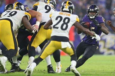 Baltimore Ravens' running back Gus Edwards (til højre) løb for 130 yards i sejren over Pittsburgh Steelers.