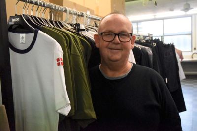Direktør Bent Mikkelsen på lageret, hvor der er fyldt med kasser med undertøj til hospitalerne. Foto: Jacob Hove