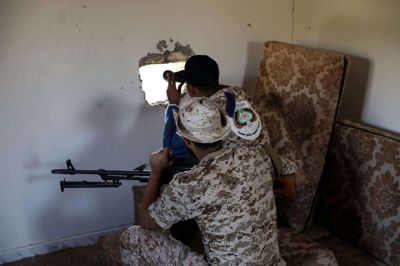 Soldater fra den libyske regeringshær kæmper mod et oprør anført af general Khalifa Haftar, her i hovedstaden Tripoli. (Arkivfoto)