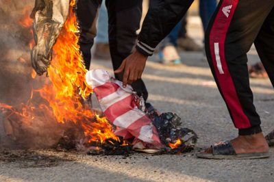Irakiske demonstranter har mandag brændt det amerikanske flag af i gaderne i den sydlige by Basra i protest mod søndagens amerikanske luftangreb i Irak.