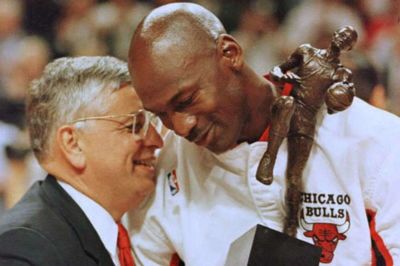 I dette billede fra 1996 gav NBA's kommissær dengang, David Stern (til venstre), prisen for ligaens mest værdifulde spiller til Chicago Bulls' guard Michael Jordan (til højre).