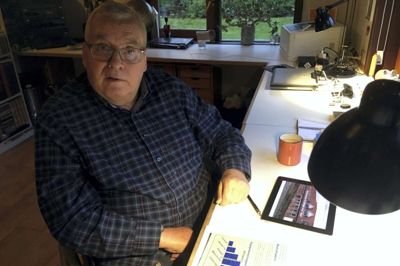 Holger Laursen hjemme i privaten i Ikast, hvor der er blevet brugt mange timer på arbejdet med kultur- og borgerforeningen. Foto: Jacob Hove