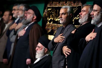 Drabet på Qassem Soleimani, her nummer tre fra højre, får olieprisen til at hoppe op fredag morgen. (Arkivfoto)