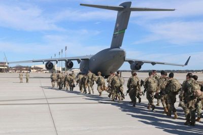 På årets første dag fløj omkring 750 amerikanske soldater fra en militærbase i North Carolina til baser i Kuwait, hvorfra mange af dem sendes videre til Irak. Nu har Pentagon godkendt indsættelse af omkring 3000 flere, siger en række forsvarskilder.