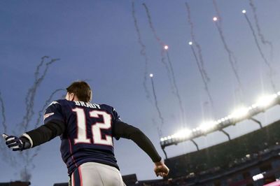 42-årige Tom Brady kastede 24 touchdowns og 8 interceptions i grundspillet i den igangværende sæson. Han ramte på 60,8 procent af sine kast og blev dermed noteret for en af sine mest upræcise sæsoner i karrieren.