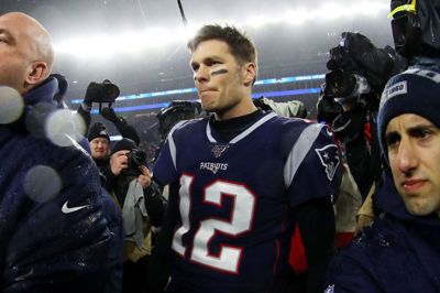 Tom Brady forlader skuffet banen efter nederlaget til Tennessee Titans.