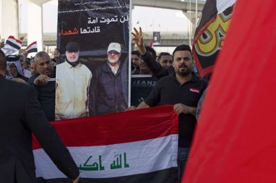 Demonstranter i byen Basra i det sydlige Irak bærer billeder af den dræbte iranske general Qassem Soleimani (t.v.) og den fremtrædende irakiske militsleder Abu Mahdi al-Muhandis, der blev dræbt sammen med ham. Det amerikanske droneangreb, der dræbte dem, har vakt stor vrede i Iran, Irak og andre dele af Mellemøsten, og det har fået Iraks parlament til at opfordre regeringen til at smide de udenlandske styrker ud af landet.