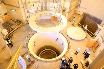 Et vigtigt formål med atomaftalen fra 2015 var at sikre, at Iran ikke berigede uran i så høj grad, at det kan bruges til atomvåben. På billedet ses en iransk inspektion af en vandreaktor på Arak-anlægget i Iran. (Arkivfoto).