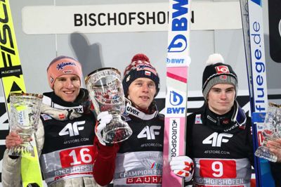Dawid Kubacki (i midten) vandt firebakketurneringen foran Marius Lindvik og Karl Geiger.