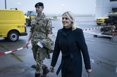 Samtlige tjenestesteder under Forsvarsministeriet vil fra tirsdag blive udstyret med plakater, der minder de ansatte om, at det ikke er i orden at krænke hinanden seksuelt eller at dele nøgenbilleder af hinanden. Initiativet kommer efter ønske fra forsvarsminister Trine Bramsen (S), og efter at flere kvindelige soldater har fortalt om krænkende adfærd i Forsvaret.