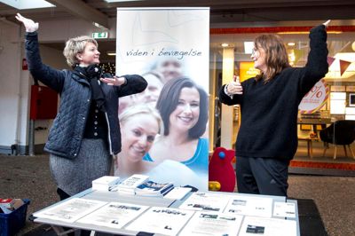 Skoleleder Charlotte Larsen og bestyrelsesmedlem Liselotte Holm understreger, at dans er glad motion. ?Foto: Tom Laursen