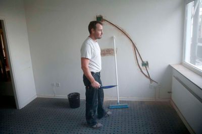 Hotel Medi i Ikast har igangsat en renovering af 24 værelser, hvilket skal ske på ganske kort tid. Hoteldirektør Jesper Stadsevold Olesen har skiftet den nystrøgne skjorte ud med tøj, som kan tåle at blive beskidt, for han står blandt andet selv for at fræse riller, så ledninger til fjernsyn og lamper kan skjules i væggene. ?Foto: Flemming Hansen