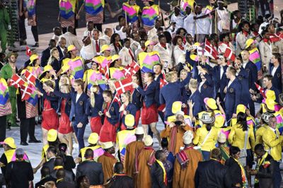 Deltagerne ved OL til sommer i Tokyo skal sove i senge lavet af materialer, der kan genbruges, oplyser arrangørerne. Foto er fra åbningen af OL i Rio de Janeiro i 2016.