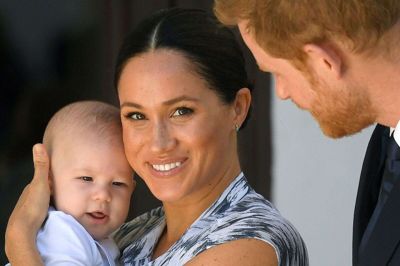 Hertugen og hertuginden af Sussex, som er de officielle titler for prins Harry og Meghan, siger, at de vil træde i baggrunden i den kongelige familie og søge at gøre sig økonomisk uafhængige. I Meghans favn parrets eneste barn, Archie. (Akriv)