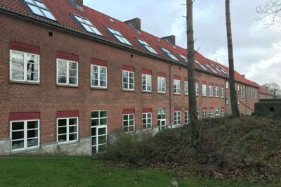 Det er disse bygninger i den tidligere Vestre Skole ud mod Løvbjerg, som er tiltænkt kommunale arbejdspladser fra Nørre Snede. Foto: Jette Aaes